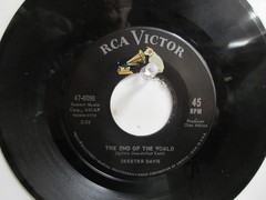 💥 ‘ SKEETER DAVIS ‘ HIT 45 + PICTURE [ THE END OF THE WORLD ] 1962 ! 💥