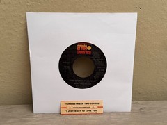LISTEN 🎶MARY MACGREGOR TORN BETWEEN TWO LOVERS ARIOLA POP 45′ VINYL 7″