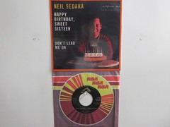 💥 ‘ NEIL SEDAKA ‘ HIT 45 + PICTURE [ HAPPY BIRTHDAY, SWEET SIXTEEN ] 1961 ! 💥