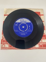 THE MERSEYBEATS-IT’S LOVE THAT REALLY COUNTS 7″ VINYL SINGLE RECORD 1963!