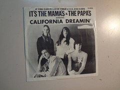 MAMA’S AND PAPA’S: California Dreamin’-Somebody Groovy-U.S. 7″ 65 Promo Only PSL