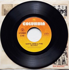 EARTH, WIND & FIRE – GETAWAY 7″ SINGLE 45 RPM 1976 (COLUMBIA) 3-10373 STEREO