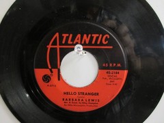 💥’ BARBARA LEWIS ‘ HIT 45 + PICTURE [HELLO STRANGER] 1963 !💥