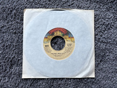 KISS – Beth / Detroit Rock City vinyl 7″ 45 RPM 1976