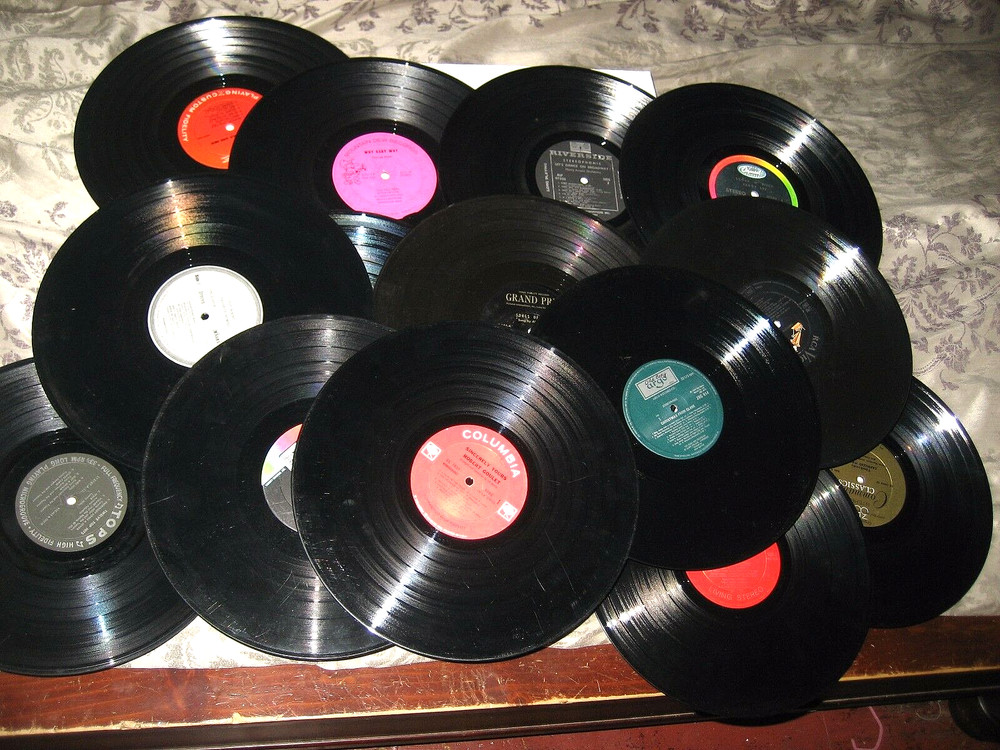 33rpm LOT OF 25..CRAFTS,DECO OR PLAY..MIXED LABELS & GENRES nice SEE PICS