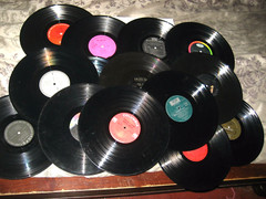 33rpm LOT OF 25..CRAFTS,DECO OR PLAY..MIXED LABELS & GENRES nice SEE PICS