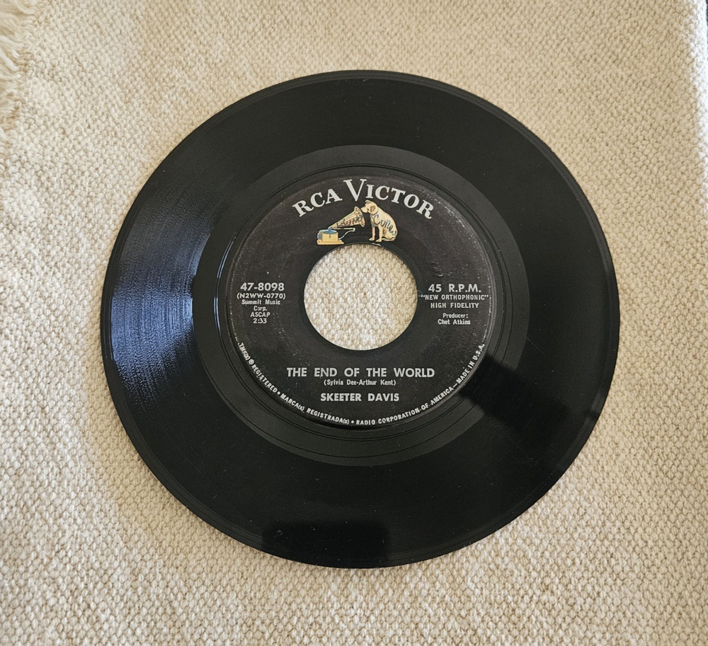 1962 SKEETER DAVIS The End Of The World / SOMEBODY LOVES YOU 7″ VINYL RECORD