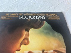 SKEETER DAVIS: he wakes me with a kiss every morning RCA CAMDEN/ PICKWICK 12″ LP