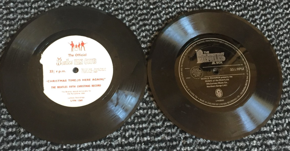 2X THE BEATLES FLEXI-DISC 7″ SINGLES – 5th CHRISTMAS RECORD 1967/BEATLES BOX
