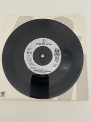 D.N.A. FEATURING SUZANNE VEGA-TOM’S DINER 7″ VINYL SINGLE RECORD 1990!