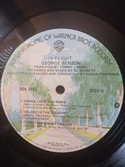 GEORGE BENSON – IN FLIGHT – 1977 WARNER BROTHERS VINYL RECORD – (VG/VG)