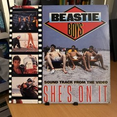 1985 – BEASTIE BOYS – SHE’S ON IT / SLOW AND LOW – DEF JAM RECORDINGS 4405292