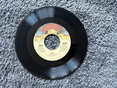 KISS – Beth / Detroit Rock City vinyl 7″ 45 RPM 1976