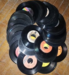 BULK LOT OF 50 LOOSE VINYL 7″ 45RPM RECORDS FOR ARTS, CRAFTS & DECORATIONS